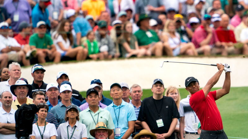 Khán giả dõi theo cú đánh của Tiger Woods và không có bất kỳ chiếc điện thoại nào được dơ ra. Một khung cảnh rất riêng của The Masters