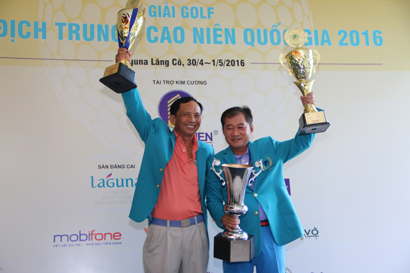 Golfer Andrew Hùng Phạm (phải) vô địch bảng Trung niên và Hoàng Hữu Như vô địch bảng Cao niên năm 2016 (Ảnh: VGM)