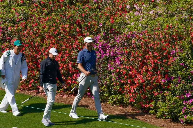 Rory McIlroy và Dustin Johnson sải bước trên fairway hố 6 sân Augusta National Golf Club