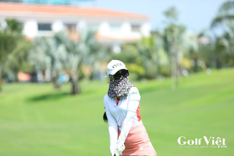 Golfer nên kết hợp sử dụng kem chống nắng và các thiết bị chống nắng như mũ, khẩu trang...