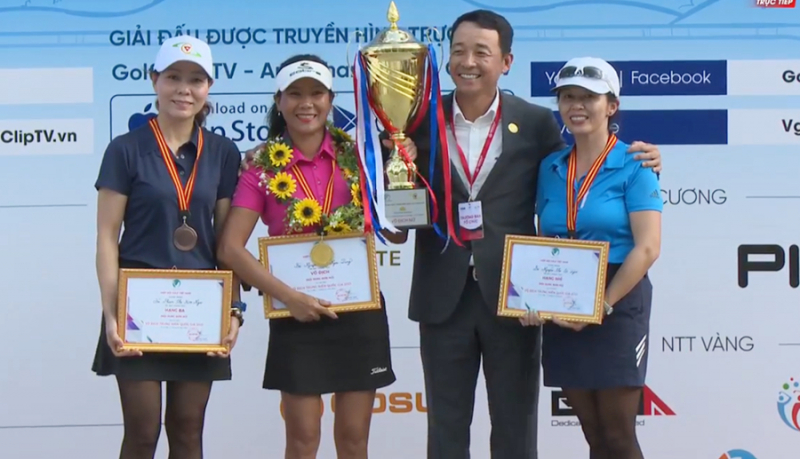 Ba golfer nữ nhận giải và huy chương từ Tổng cục TDTT (từ trái sang): Phạm Thị Kim Nga, nhà vô địch Nguyễn Thị Ngọc Dung và Nguyễn Thị Tố Uyên