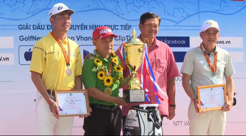 Ông Lê Kiên Thành - Chủ tịch Hiệp hội Golf Việt Nam (thứ hai từ phải sang) trao huy chương vàng và cúp cho Andrew Hùng Phạm (áo xanh)