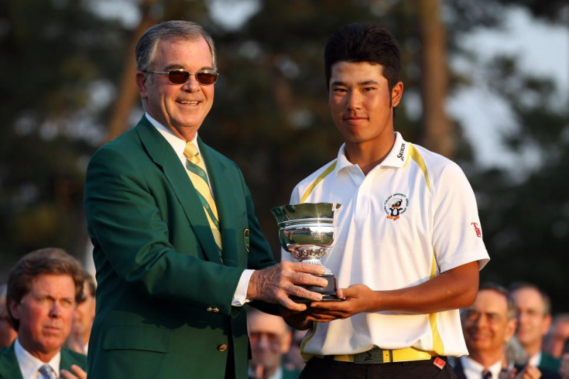 Billy Payne trao cúp Golfer nghiệp dư xuất sắc nhất Masters 2011 cho Matsuyama