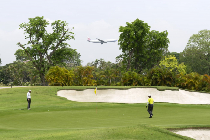 Golfer chơi golf tại Tanah Merah Country Club Garden Course hôm 5/4