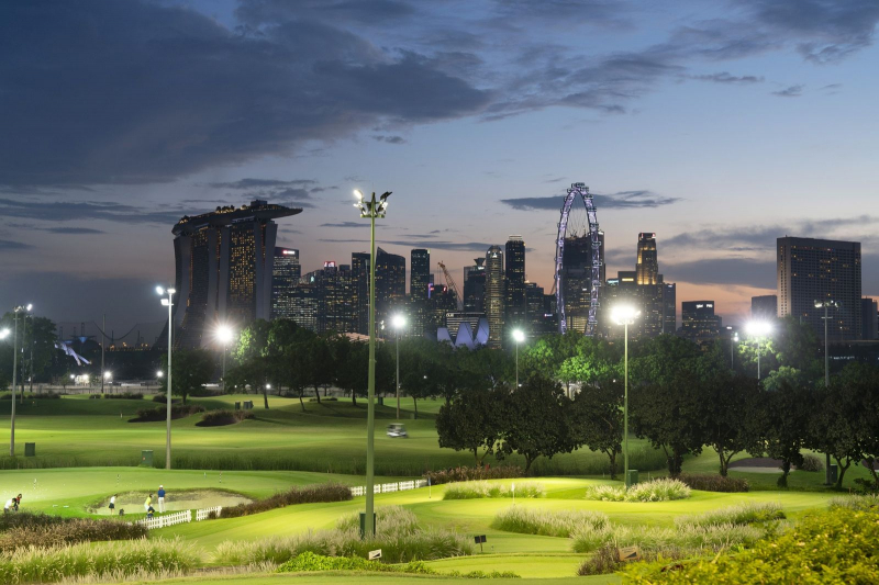 Để có thể chơi golf tại sân Marina Bay Golf Course, kể cả vào khung giờ buổi tối, golf thủ cần đặt chỗ trước vài tuần