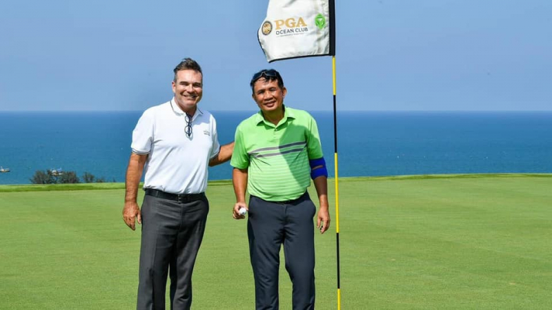 Golfer Nguyễn Hữu Thành (phải) ghi điểm Hole in One đầu tiên ở sân PGA Ocean
