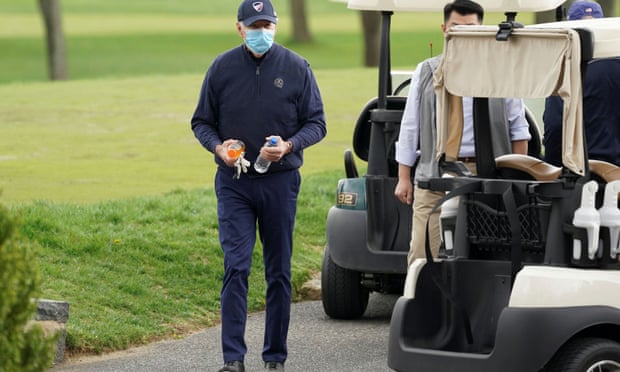 Tổng thống Mỹ Joe Biden kết thúc vòng golf hôm 17/4 tại Wilmington, Delaware (Ảnh: Kevin Lamarque/Reuters)