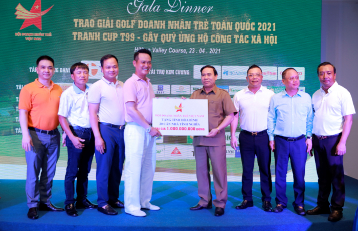 Ông Đặng Hồng Anh, Chủ tịch Hội Doanh nhân trẻ Việt Nam trao tặng MTTQ Tỉnh Hòa Bình 1 tỷ đồng để xây 20 căn nhà tình nghĩa (Ảnh: DNTVN)