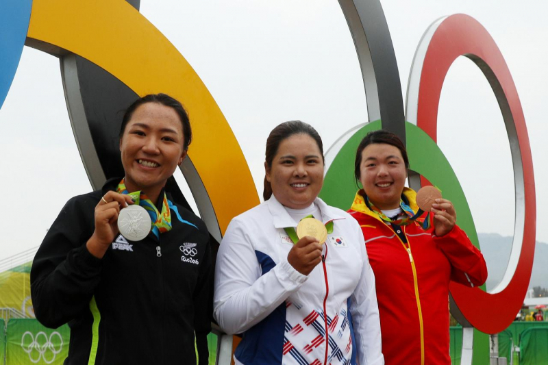Ba golfer đoạt huy chương vàng golf nữ Olympic 2016 (từ trái sang): Lydia Ko (HCB), Park Inbee (HCV) và Feng Shanshan (HCĐ)