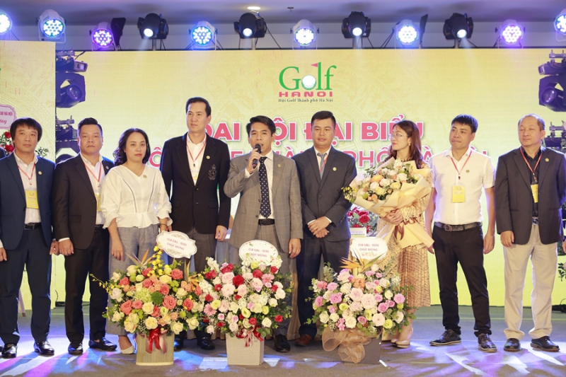Tân Chủ tịch Hội Golf TP Hà Nội Nguyễn Tô Ninh (cầm mic) và tân TTK Đặng Tất Thành (thứ tư từ phải sang, ảnh: HNGA)