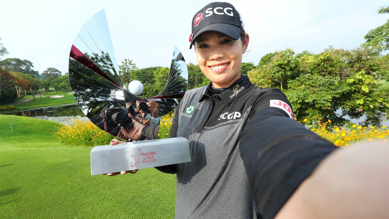 Ariya Jutanugarn bên cạnh cúp Honda LPGA Thailand 2021