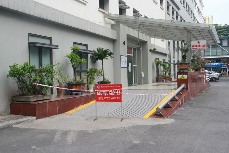 Khoa Cấp cứu, Bệnh viện Hữu Nghị Việt - Xô, nơi hai trường hợp nghi nhiễm đến khám đã dựng rào chắn cách ly (Ảnh: SKĐS)