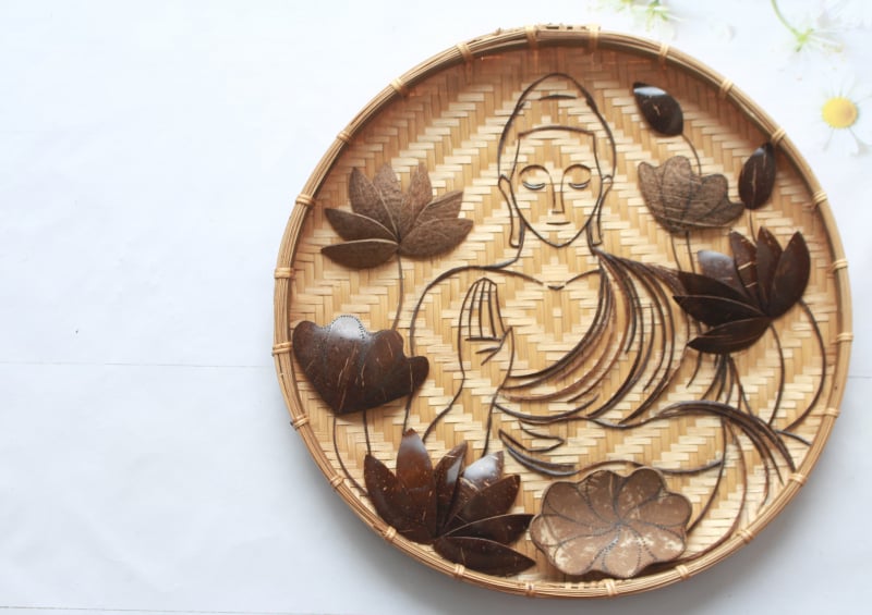 Tranh hình ảnh Phật và hoa sen được chế tác dựa trên những chất liệu tự nhiên mang đến sự gần gũi với con người và thân thiện với môi trường (Ảnh: Sưu tầm)