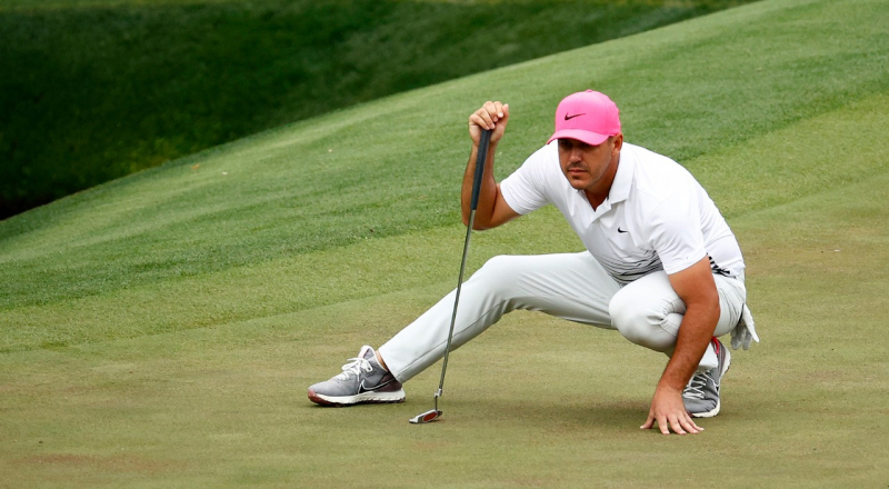 Brooks Koepka chuẩn bị cho cú putt tại The Masters 2021 trong tình trạng đau đầu gối