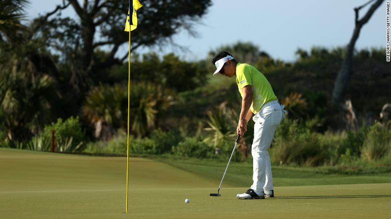 Yang thực hiện cú gạt bóng ở vòng 2 PGA Championship 2021 (Ảnh: Getty Images)