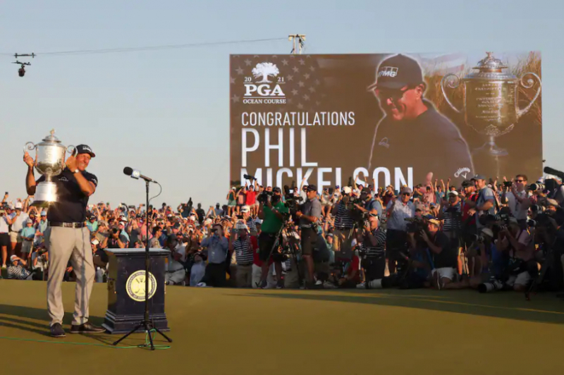 Mickelson nâng cúp vô địch PGA Championship 2021, major do Hiệp hội Golf Nhà nghề Mỹ (PGAA) triển khai ở Kiawah Island