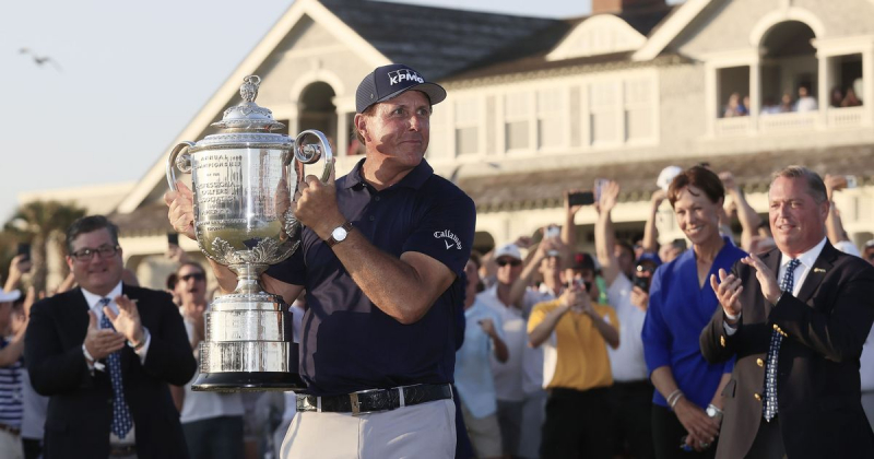 Phil Mickelson lần thứ hai nâng cúp Wanamaker Trophy