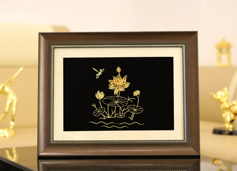 Bức tranh hoa sen mạ vàng kích thước 45 x 35 cm được bán với giá 4 triệu đồng.