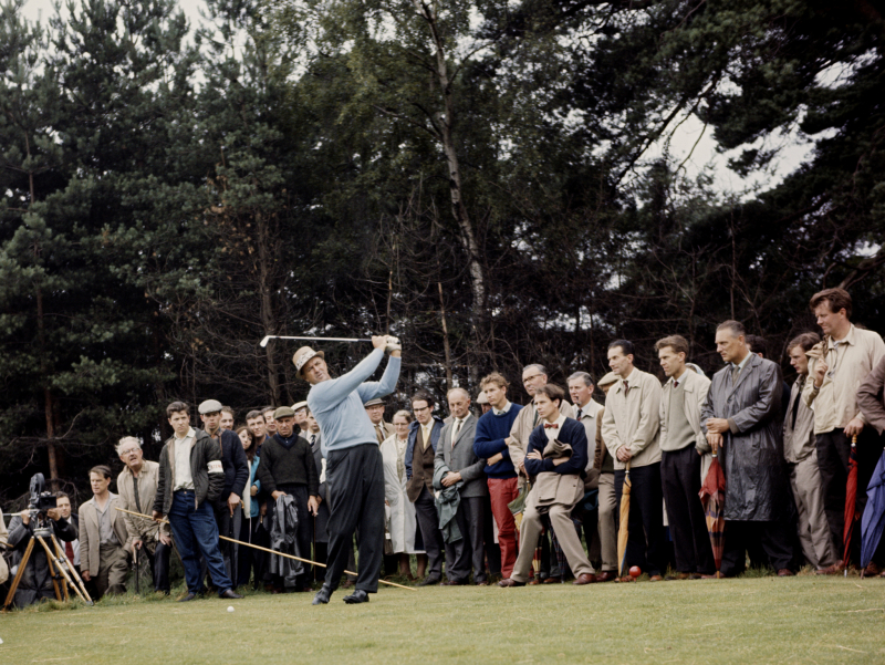 Sam Snead dự giải trên sân The Walton Heath Golf Club ở Walton, Anh năm 1962 (Ảnh: Don Morley/Getty Images)