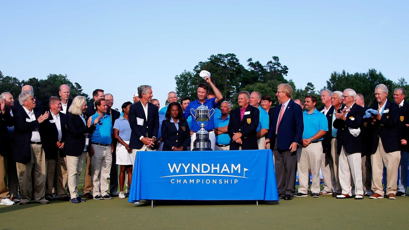 Love III nhận cúp Sam Snead Trophy tại sân Sedgefield Country Club, North Carolina