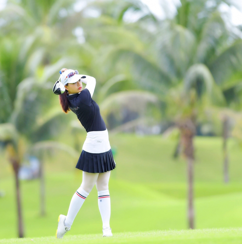 Vóc dáng và nhan sắc xinh đẹp của Diana Phạm trên sân golf