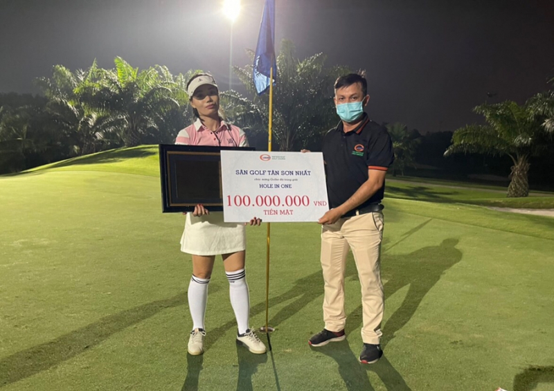 Golfer-ghi-Hole-in-One-100-trieu-dong-truoc-gio-gian-cach-o-TP-Ho-Chi-Minh(1)