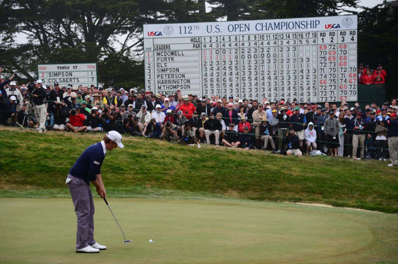 Webb Simpson với cú gạt hố 18 trên đường giành chức vô địch US Open 2012