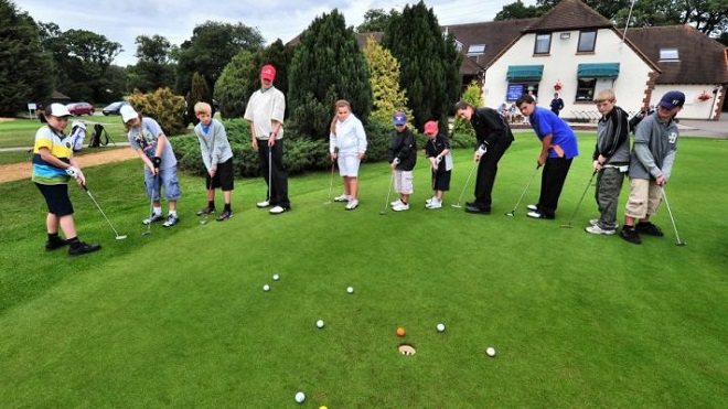 Chơi golf giúp các thành viên trong gia đình có nhiều thời gian bên nhau, cùng nhau trải nghiệm thể thao