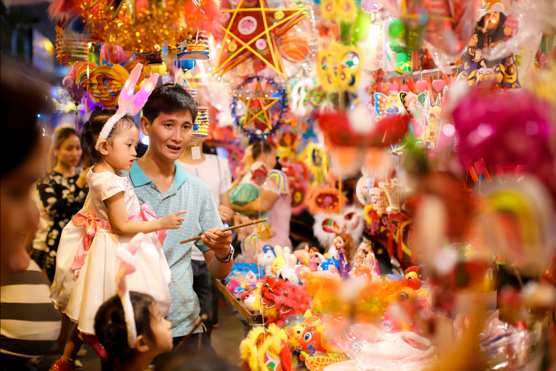 Hàng năm, vào Tết trung thu, phố lồng đèn Lương Nhữ Học lại thu hút rất nhiều khách đến tham quan, mua lồng đèn
