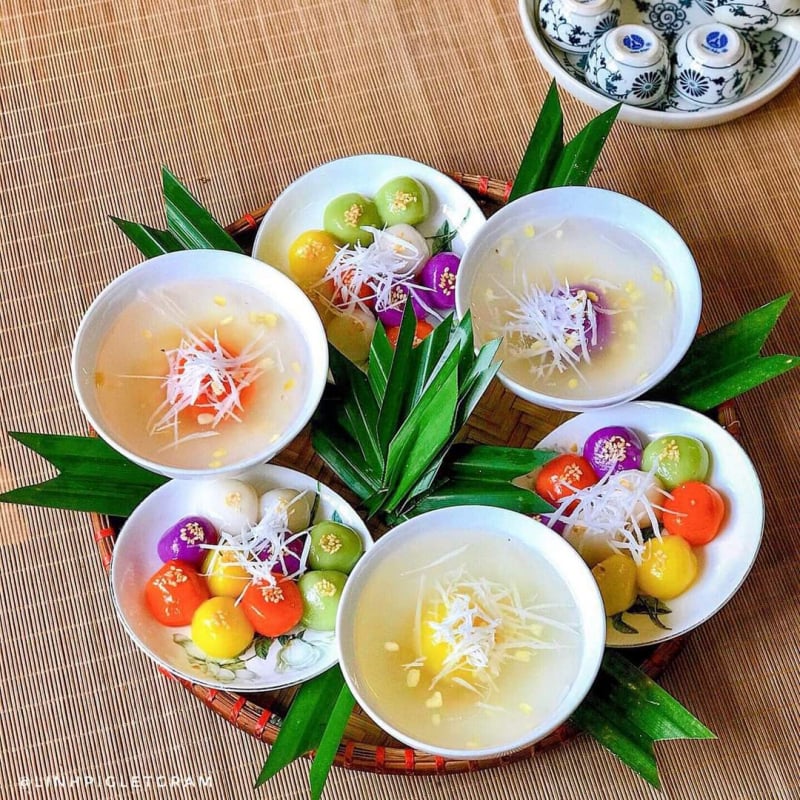 Vào Tết Hàn thực , người Việt sẽ dâng lên bàn thờ tổ tiên bánh trôi, bánh chay để bày tỏ lòng thành kính với tổ tiên, cội nguồn.