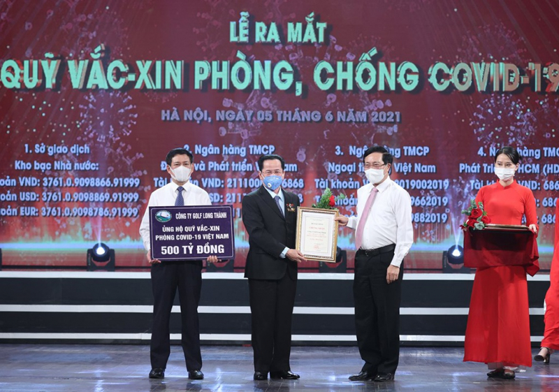 Ông Lê Văn Kiểm, Chủ tịch Công ty Golf Long Thành ủng hộ Quỹ Vaccine 500 tỷ đồng tôi 5/6 (Ảnh: Thanh Niên)