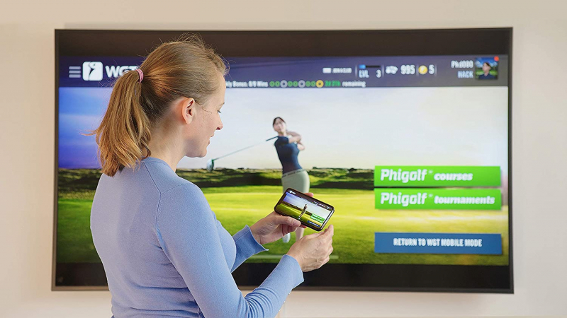 Golfer tải ứng dụng và kết nối cảm biến gậy qua điện thoại để sẵn sàng chơi. Trải nghiệm sẽ càng sống động và chân thực hơn khi kết nối qua màn hình lớn