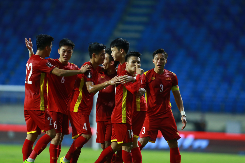 Quang Hải và các đồng đội giành thắng lợi trên sân SVĐ Al-Maktoum (Ảnh: Ngọc Linh/TN)