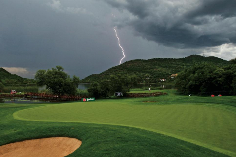 Golfer cần đề phòng những tia xét khi gặp thời tiết xấu