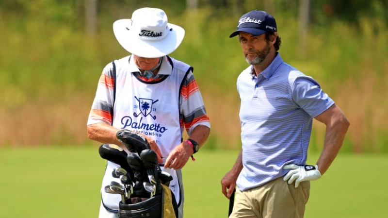 Mark Hensby cùng caddie dự Palmetto Championship 2021 (Ảnh: PGA Tour)