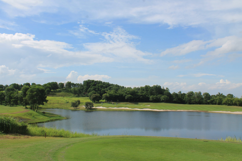 Sân golf Sky Lake chỉ phục vụ khách hàng không có lịch trình qua các điểm dịch trong vòng 21 ngày (Ảnh: SLR&GC)