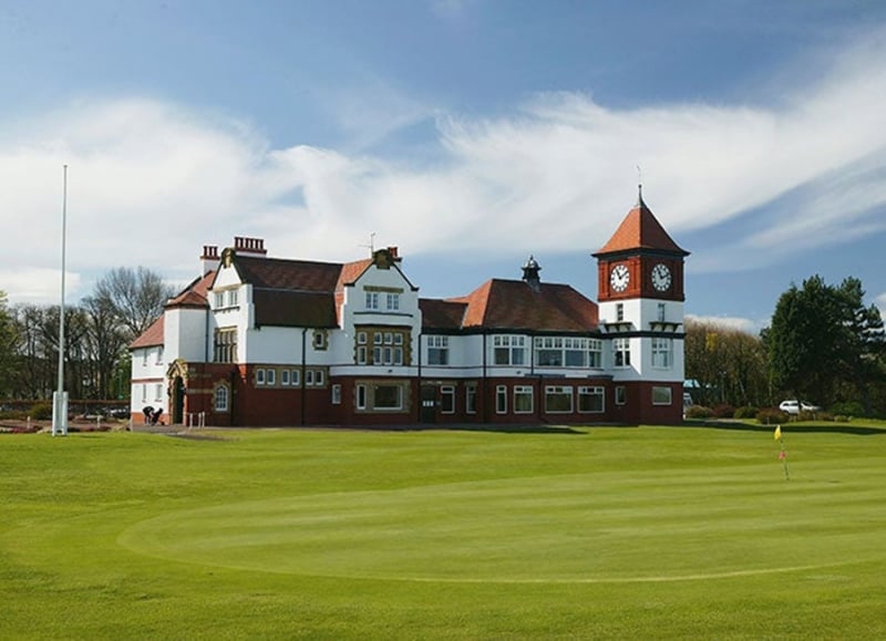 Nhìn từ bên ngoài, clubhouse sân Formby Golf Club tại Anh mang đến khung cảnh như một lâu đài hùng vĩ