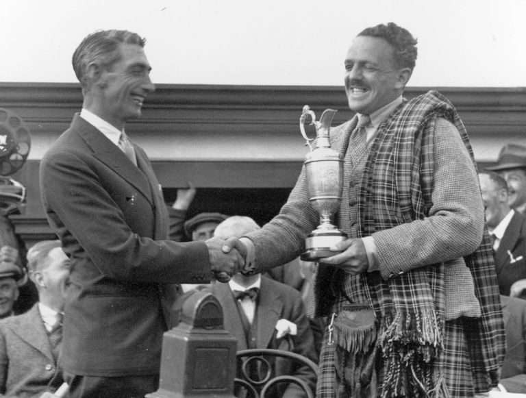 Tommy Armor (trái) vô địch The Open 1931, là golfer bản xứ cuối cùng đăng quang khi giải diễn ra ở Scotland cho đến khi Paul Lawrie ẵm cúp năm 1999