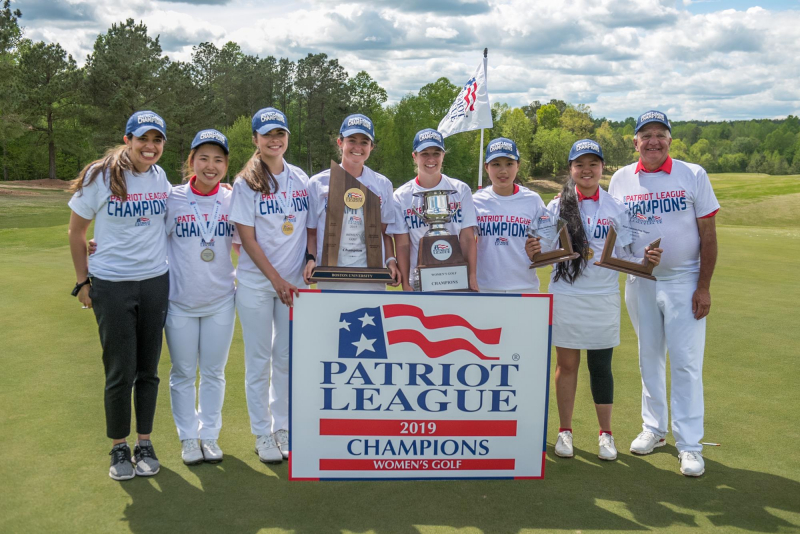 Hanako (thứ hai từ phải sang) cùng các thành viên đội golf nữ ĐH Boston khi vô địch Patriot League 2019