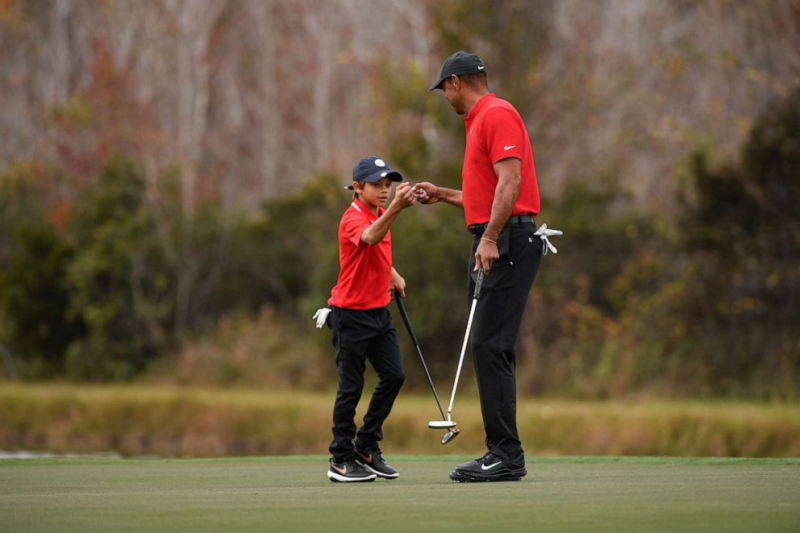 Charlie đấm tay ăn mừng cùng Woods ở vòng cuối PNC Championship