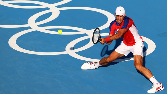 Djokovic thi đấu dưới trời nắng nóng khắc nghiệt ở Olympic Tokyo (Ảnh: Reuters)