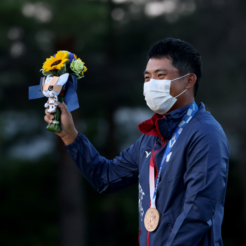 C.T Pan nhận huy chương đồng sau khi vượt qua cuộc đua chật chội đến bảy đấu thủ
