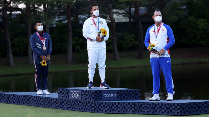 Từ trái sang: C.T Pan (HCĐ), Xander Schauffele (HCV) và Rory Sabbatina (HCB) hạng mục golf nam cá nhân Olympic Tokyo
