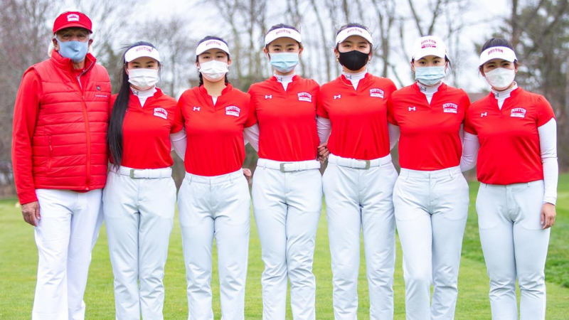 Hanako (thứ hai từ trái sang) sẽ làm đội trưởng đội golf ĐH Boston mùa giải 2021-2022