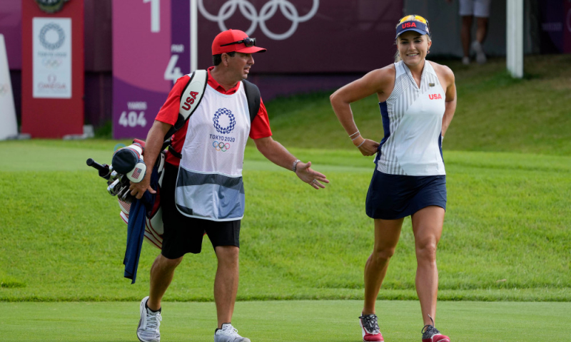 Caddie Jack Fulghum (trái) và golfer Lexi Thompson (phải). Ảnh: Michael Madrid-USA TODAY Sports