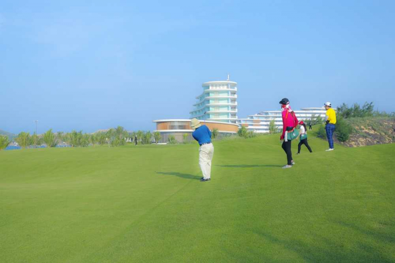 Giám đốc Sở Du lịch và cán bộ Cục Thuế tỉnh Bình Định tiếp xúc với F0 khi đi chơi golf trong thời gian tỉnh thực hiện giãn cách xã hội phòng dịch (Ảnh minh hoạ)
