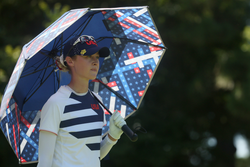 Giống nhiều người chơi khác, Nelly Korda phải dùng ô tránh nắng nóng khi di chuyển trên sân