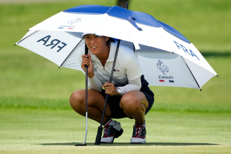 Khác thời tiết nắng nóng ba ngày đầu, golf nữ Olympic nguy cơ lỡ kế hoạch vòng cuối do mưa bão