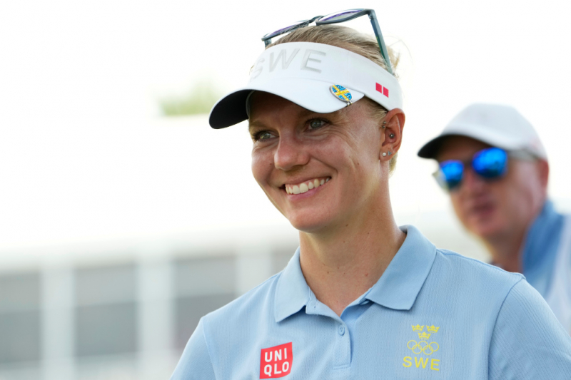 Madelene Sagstrom (SWE) mỉm cười khi vừa hoàn thành xong vòng đầu tiên golf nữ Olympic Tokyo 2020. Ảnh: Michael Madrid-USA TODAY Sports