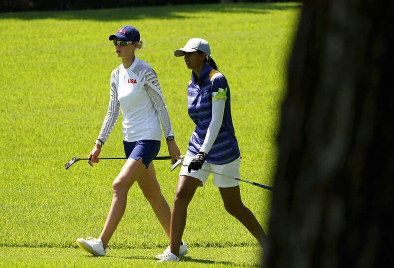 Nelly Korda (trái) và Aditi Ashok rảo bước trên fairway hố 4, vòng ba môn golf nữ Olympic